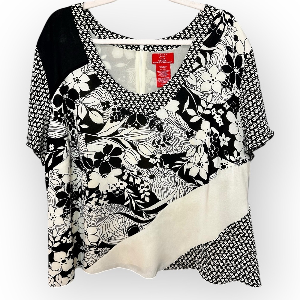 Oscar by Oscar de la Renta- Printed Scoop Neck T-Shirt. Size 24W